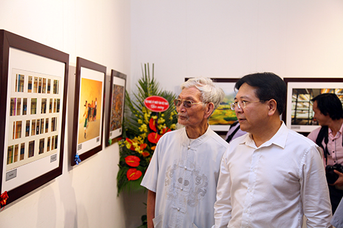 Thứ trưởng Bộ VHTTDL Vương Duy Biên và đông đảo du khách tới xem triển lãm